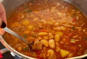 Rozgrzewająca zupa fasolowa z mięsem mielonym