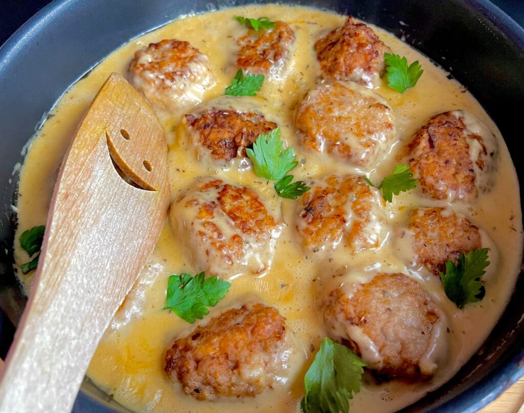 Klopsiki w kremowym sosie cheddar