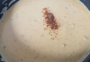 doprawianie kremowego sosu serowego do klopsików