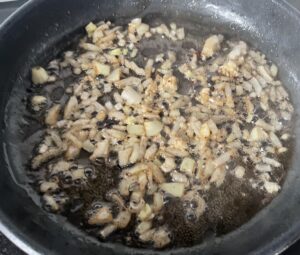 cebula i czosnek na patelni jako baza sosu