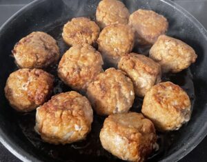 smażenie klopsików na patelni