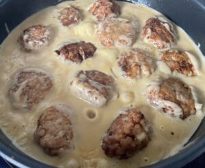 klopsiki w kremowym sosie cheddar duszone na patelni