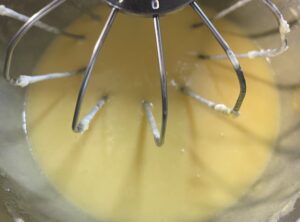 Sernikomakowiec żółtka z cukrem