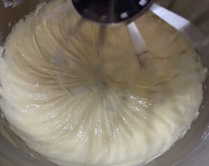 Żółtka ucierane do sernikomakowca