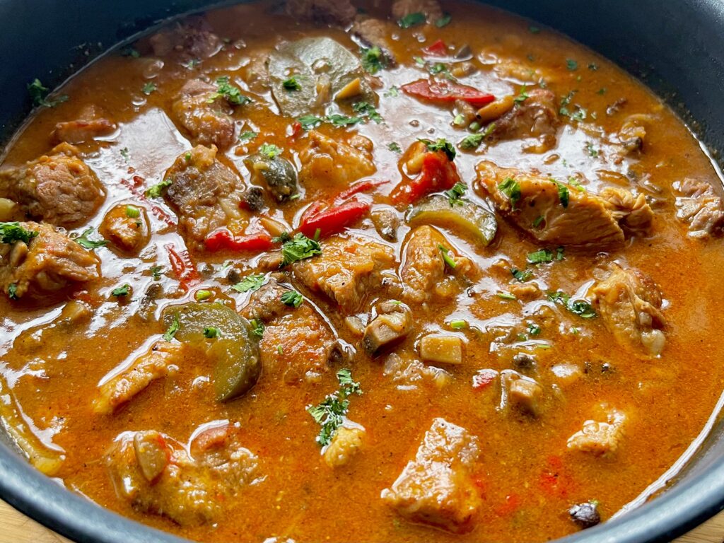 Rozgrzewający gulasz zbójnicki