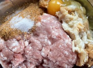 przygotowanie masy mięsnej na klopsiki