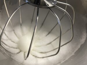 Ubijanie białek na sztywno do przepisu na makowiec z karmelem