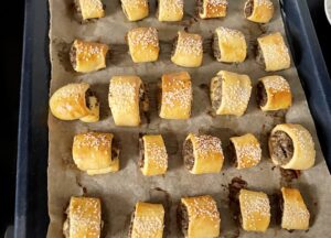 Upieczone paszteciki wigilijne po wyjęciu z piekarnika