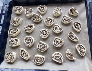 układanie ekspresowych pasztecików na blasze