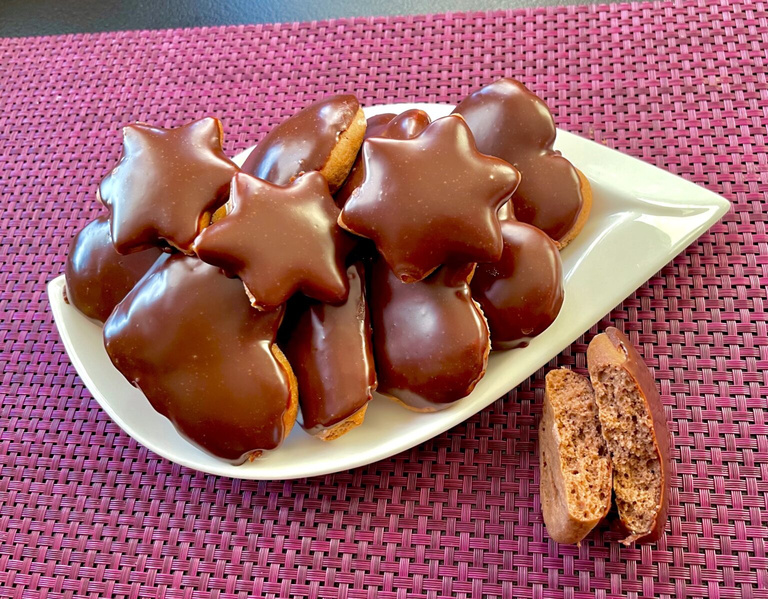 Miękkie i pulchne pierniczki w świecącej polewie czekoladowej - 330F7D77 BA47 41CD 8A9B 41099E7973AF