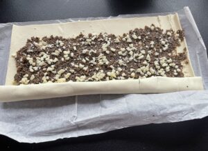 rolowanie nadzianego ciasta w przepisie na ekspresowe paszteciki