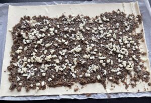 dodawanie sera do farszu na ekspresowe paszteciki