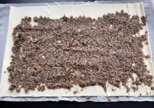 nakładanie farszu na ciasto w przepisie na ekspresowe paszteciki