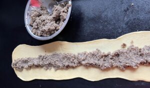 Farsz do pasztecików wigilijnych rozłożony na cieście