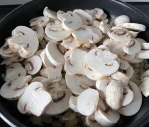 świeże pieczarki przygotowane do farszu na ekspresowe paszteciki