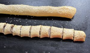 Pokrojone kawałki ciasta na paszteciki wigilijne