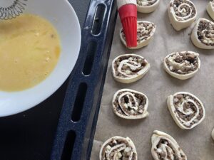 przygotowanie ekspresowych pasztecików przed pieczeniem