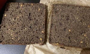 Przekrojone blaty ciasta do przygotowania makowca z karmelem