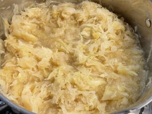 Gotująca się kapusta do farszu na paszteciki wigilijne