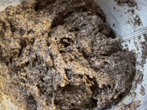 Łączenie białek z masą makową do przygotowania makowca z karmelem