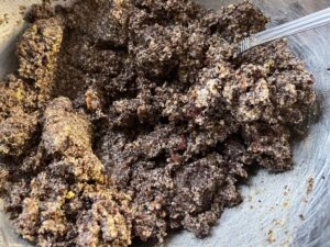 Mieszanie składników na ciasto makowe do makowca z karmelem