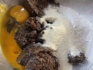 Przygotowanie masy makowej do przepisu na makowiec z karmelem