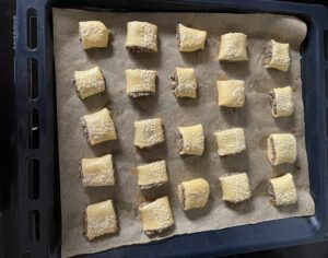 Paszteciki z kapustą i pieczarkami ułożone na blaszce