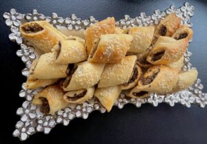 Paszteciki krucho-drożdżowe z serem i pieczarkami