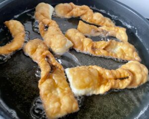 smażenie chrupiących faworków