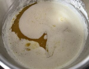 Roztopione masło z dodatkiem mleka do szybkiego ciasta bananowo czekoladowego