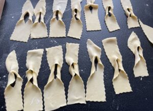 formowanie ekstra kruchych faworków