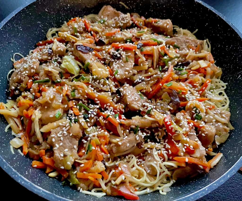 Azjatycki makaron z polędwiczką wieprzową