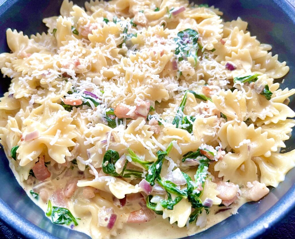 Makaron z boczkiem i szpinakiem w sosie śmietanowym