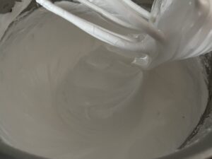 Rolada bezowa z kremem chałwowym i jagodami - 36516F18 63A9 4DE3 991E F0D56FC71F99