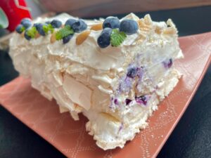 Rolada bezowa z kremem chałwowym i jagodami - 6103C0D3 FDEF 4C05 8A82 C9E917B7AEC8