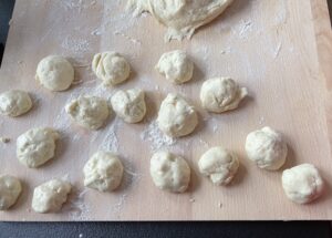 formowanie kulek z ciasta na pączusie serowe