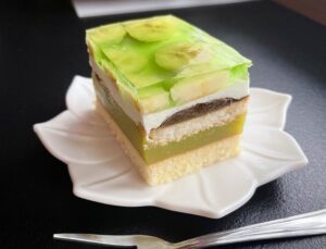 Kolorowe ciasto Shrek z bananami