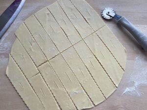 wałkowanie i nacinanie ciasta na faworki