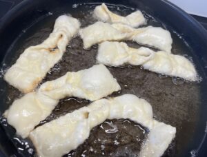 chrupiące faworki przed smażeniem na oleju