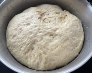 wyrastanie ciasta na pączki