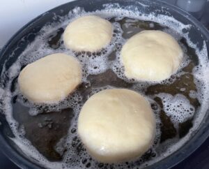 smażenie pączków jogurtowych na oleju