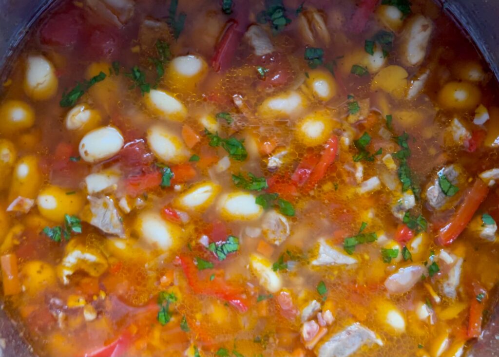 Zupa węgierska z białą fasolą