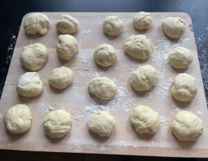 formowanie kulek na pączki