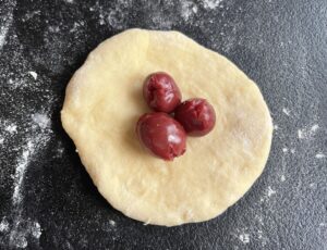 nadziewanie pączków jogurtowych wiśniami