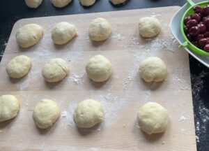 ułożone pączki jogurtowe przed wyrastaniem