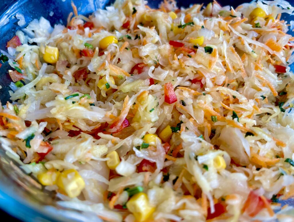 Surówka z kiszonej kapusty inna niż wszystkie