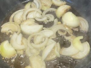 karkówka w ketchupie przygotowanie cebuli na patelni