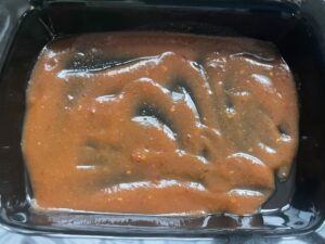 karkówka w ketchupie wylewanie sosu do naczynia żaroodpornego