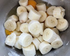 Jajka i banany przygotowane na szybkie ciasto bananowe