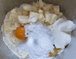 Składniki na makowiec w cieście kruchym przygotowane do zagniatania.